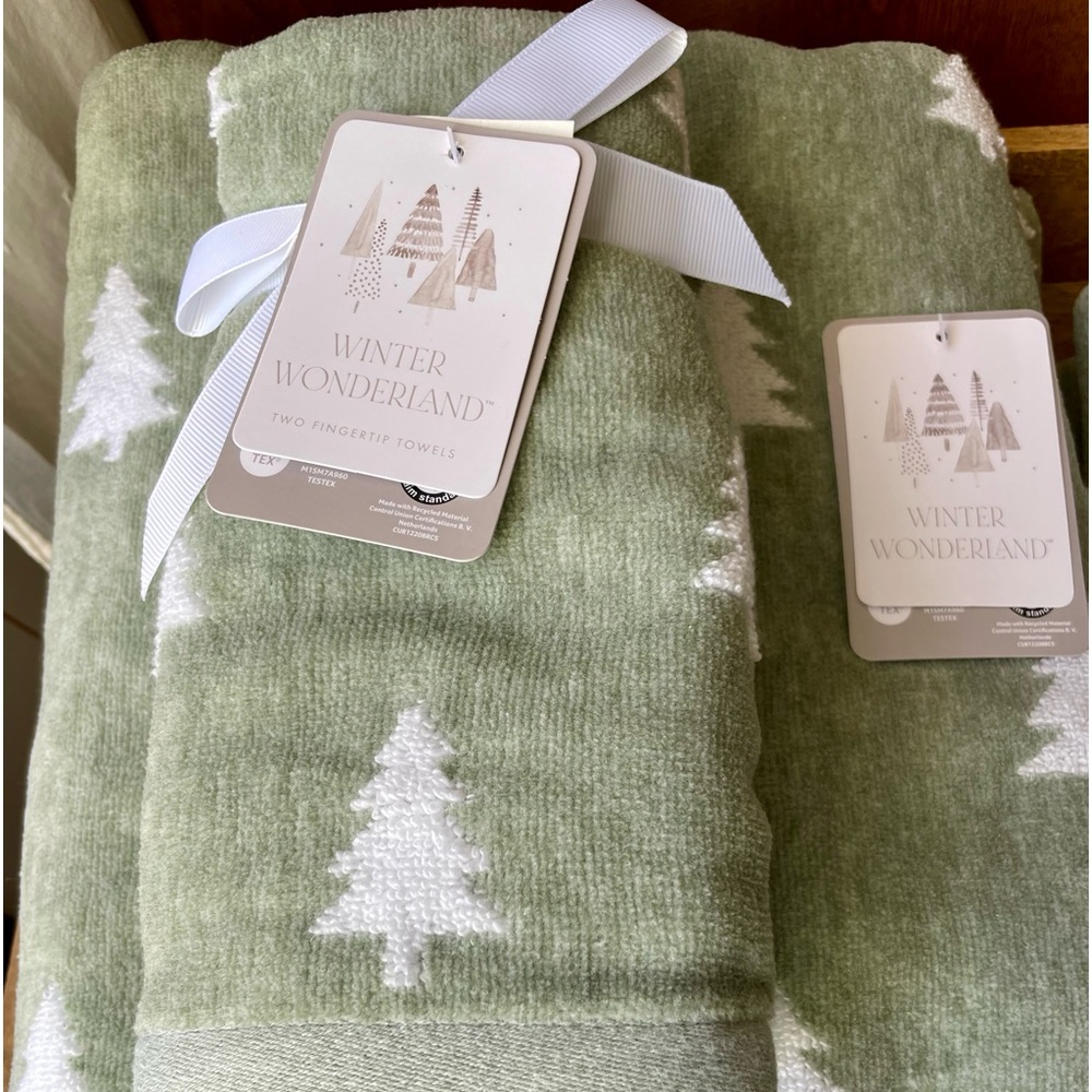 🌲Holiday Bath Towel Set 🌲 NWT! Perfect for the entire winter season ❄️ - Picture 8 of 15